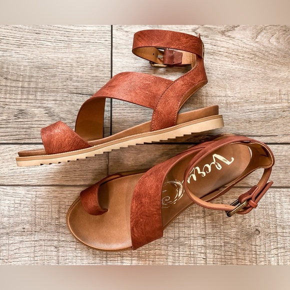 NIB Brand New In Box Very G Steffy Vegan Leather Strappy Flats Sandals - Picture 9 of 10